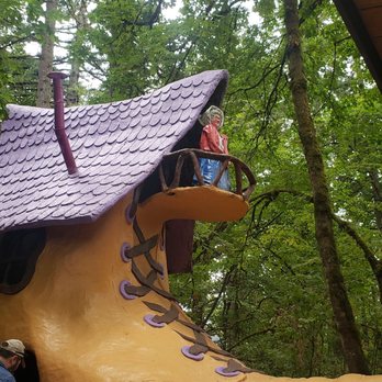 Enchanted Forest - Little old lady who lived in a shoe slide - Amusement Parks Near Me - Turner, Oregon