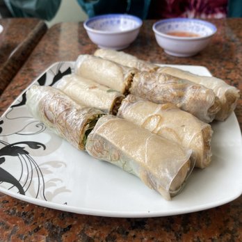 Thuong An Lac - Interesting roll with a brown vermicelli, green leaves and an imitation meat. Very good with the fish sauce as a dip. - Vegan Near Me - Honolulu, Hawaii