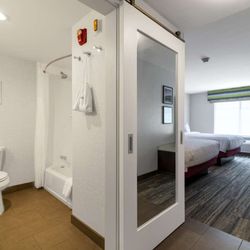 Hampton Inn Lincoln White Mountains - Guest room bath