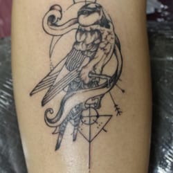 Marco Miranda Tattoo - Minha tatuagem de andorinha, com vibe meio geométrica, feita com ele.