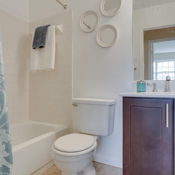 Kitchen and Floor Master - A nicely refreshed hall bath! - Carpeting Near Me - Burke, Virginia