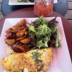 Daddy O Restaurant - Lump Crab Omelet and Bloody Mary