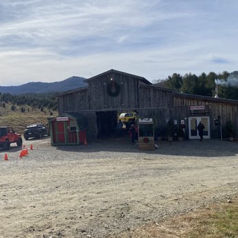 Mistletoe Meadows - The barn. Trees load up on the left - Christmas Trees Near Me - Laurel Springs, North Carolina Mistletoe Meadows - The barn. Trees load up on the left - Christmas Trees Near Me - Laurel Springs, North Carolina