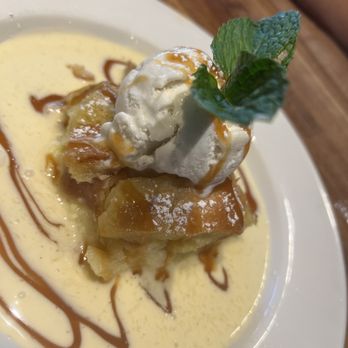 Yard House - Bread Pudding with Cr-me Anglaise - New American Near Me - Rancho Cucamonga, California