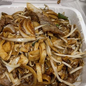 Yong’s Kitchen - Beef chow funn. Delicious but everyone pretty much makes it the same. - Cantonese Near Me - Honolulu, Hawaii Yong’s Kitchen - Beef chow funn. Delicious but everyone pretty much makes it the same. - Cantonese Near Me - Honolulu, Hawaii