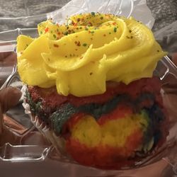 BT's Bakery - Superman cupcake
