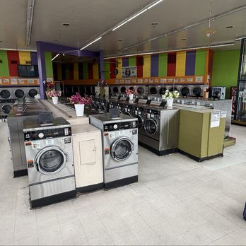 Clean Wash Center - Clean washers and Dryers. With lots of space! - Laundromat Near Me - San Francisco, California Clean Wash Center - Clean washers and Dryers. With lots of space! - Laundromat Near Me - San Francisco, California