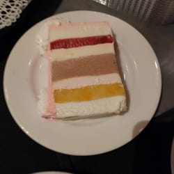 Goodie Shoppe - Amazing ice cream cake!! Great ice creams and fruit layers