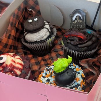 Lil' Cakes & Creamery - Seasonally decorated - Cupcakes Near Me - Sterling, Virginia Lil' Cakes & Creamery - Seasonally decorated - Cupcakes Near Me - Sterling, Virginia