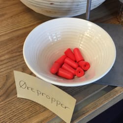 Emmerys - Så er der ørepropper til kunderne. Thats a first.