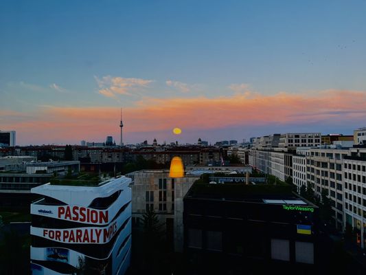 Photo of Berlin Marriott Hotel - 柏林, BE, DE. Night time view