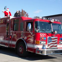 La Grange Pk Ace Hardware - Santa arriving for open house