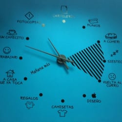 Multicopia - Ilustración en la que se puede ver el horario de trabajo y atención al público.