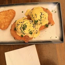 Dynasti Cafe - Smoked salmon eggs benedict