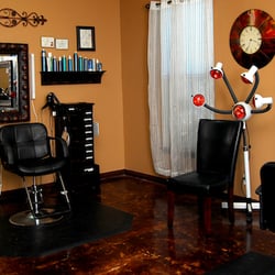 V Clay Salon - The back half of the salon.