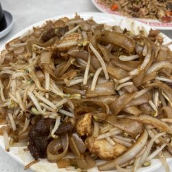 Chuck's Chinese & American Food - Mixed Beef Chow Fun
