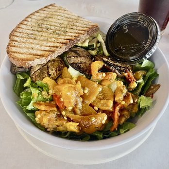 Bonta - Bontà salad with a slice of garlic bread - Cafes Near Me - Lincolnshire, Illinois
