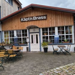 Käpt'n Brass - Von außen, mit Eingang