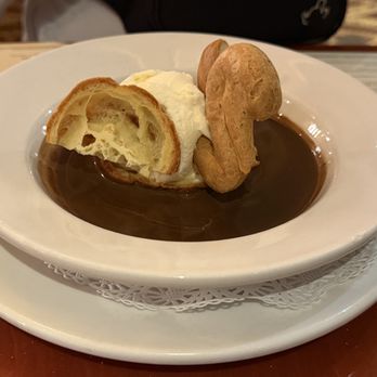 Chefs de France - Cygne profiterole, glace a la vanille, sauce chocolat - French Near Me - Lake Buena Vista, Florida