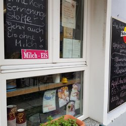 Eiscafe Schumann - Verkaufsfenster