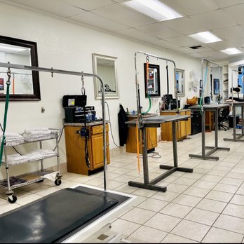 A Pet Parlor - Grooming work stations - Pet Groomers Near Me - Lynnwood, Washington A Pet Parlor - Grooming work stations - Pet Groomers Near Me - Lynnwood, Washington