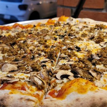 Los Muertos Brewing - Sausage and mushrooms pizza. Maybe 18"? Plenty for 4. - Breweries Near Me - Puerto Vallarta, JAL