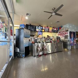 Las Vegas Burgers Breakfast & Seafood - The cook, and counter