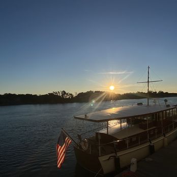34° North Restaurant + Bar - Last sunset of 2025 from balcony - Bars Near Me - Beaufort, North Carolina 34° North Restaurant + Bar - Last sunset of 2025 from balcony - Bars Near Me - Beaufort, North Carolina