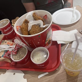 Jollibee - Family meal with 3 sides and pineapple quencher - Fast Food Near Me - Pembroke Pines, Florida Jollibee - Family meal with 3 sides and pineapple quencher - Fast Food Near Me - Pembroke Pines, Florida