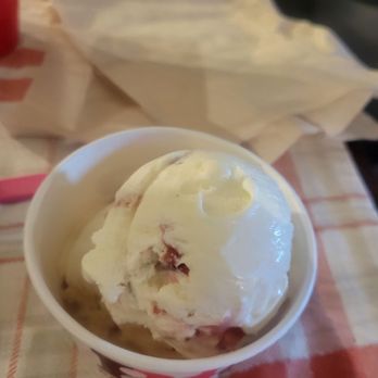 Baskin-Robbins - Strawberry Cheesecake. It looked and tasted good. - Ice Cream & Frozen Yogurt Near Me - Vallejo, California Baskin-Robbins - Strawberry Cheesecake. It looked and tasted good. - Ice Cream & Frozen Yogurt Near Me - Vallejo, California