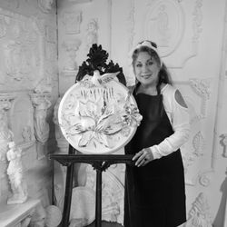 Ellie Ellis, teaching a live class on how to create this beautiful plaster relief. Go to her website for more information on classes.