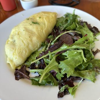 Chez Maman East - Tomatoes, Pesto and Prosciutto Omelette Brunch - French Near Me - San Francisco, California