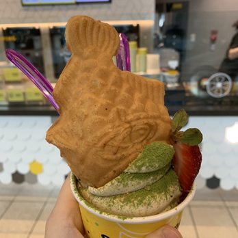 Somisomi - Ah Boong: Milk Tea soft serve with custard taiyaki, topped with gram crackers, matcha, and a strawberry - Desserts Near Me - Santa Clara, California
