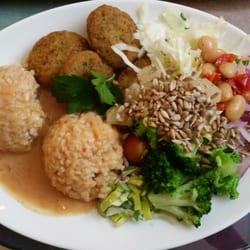 Soppa & Sunt - Jättegoda kikärtsbiffar med råris & en sojabaserad ingefärssås. Tillsammans med sallad från buffén! Verkligen att rekommendera.