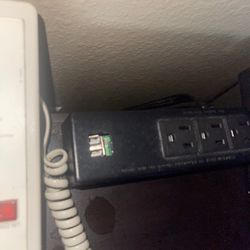 Econo Lodge Inn & Suites - None of these work, and clearly as you see the usb side is non existent.