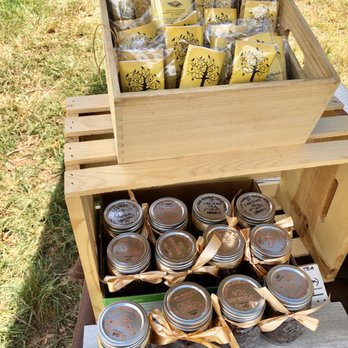 Hawaii Queen Bees - a display of jars of honey - Honey Near Me - Waialua, Hawaii