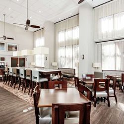 Hampton Inn & Suites Navarre - Breakfast Area