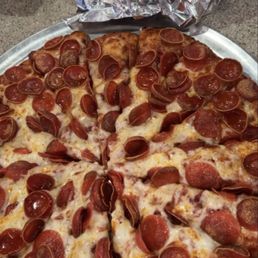 Pepperoni pizza & the best mozzarella sticks. The cheesy pull? 10/10 . Pepperoni pizza & the best mozzarella sticks. The cheesy pull? 10/10 .
