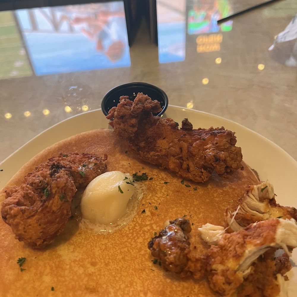 Tom's Watch Bar - Crispy Chicken & Cornbread Pancake - Sports Bars Near Me - Ridgefield, Washington