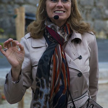 French Riviera Guides - Pendant les visites à pieds, j'utilise un micro et des oreillettes pour que tout le groupe entende bien les commentaires - Tours Near Me - Nice, 06 French Riviera Guides - Pendant les visites à pieds, j'utilise un micro et des oreillettes pour que tout le groupe entende bien les commentaires - Tours Near Me - Nice, 06