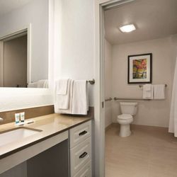 Hyatt House Pleasant Hill - Bathroom