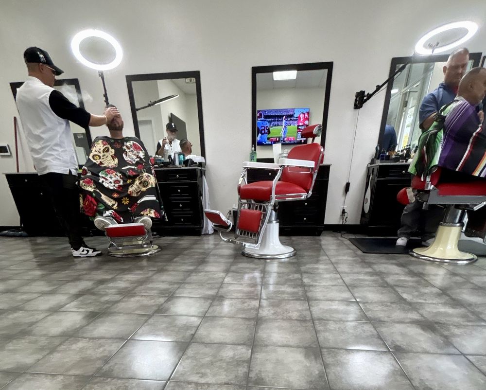 Platinum Edge Barbershop Logo