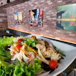 Moom 48 Thai - Brick wall