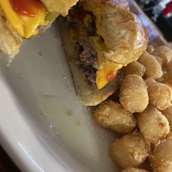 Big Winnie Cafe - Cheeseburger and Tots