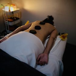 Yang Spa - Massage table and lighting