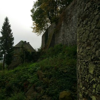 Schloss Schaumburg - Nebengebäude und Mauer - Castles Near Me - Balduinstein, RP