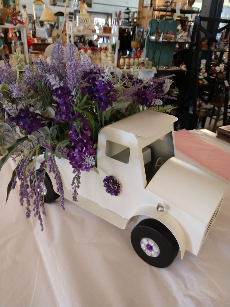 GOOD TIMES VINTAGE BOUTIQUE Updated September 2024 29 Photos 301 Catalpa Ln, Prospect