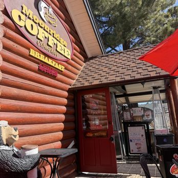 Moonridge Coffee Company  - Outside patio - Coffee & Tea Near Me - Big Bear Lake, California