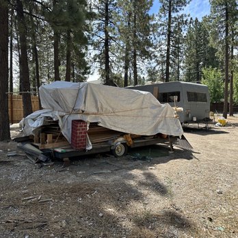 Grey Squirrel Resort & Vacation Rental Homes - An unkept trailer and debris 15ft from the front of our cabin (there is uncovered debris on the other side of this covered pile) - Big Bear Lake, CA