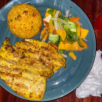 Havana's Bar and Grill - Grilled chicken, rice and veggies - Puerto Rican Near Me - Arecibo, Puerto Rico